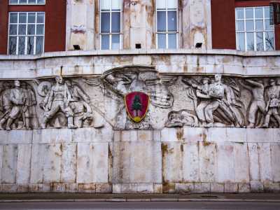 ...e del maestoso fregio scultoreo della Caserma Italia, in corso Vittorio Veneto